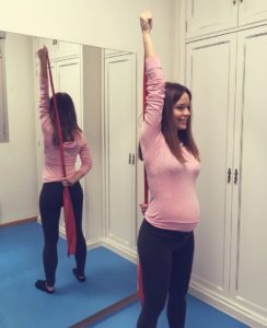 Una mujer embarazada realizando ejercicios supervisados por nuestro entrenador personal