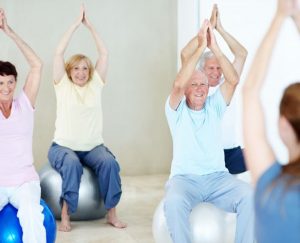 Personas de edad avanzada practicando rutinas de entrenamiento personal